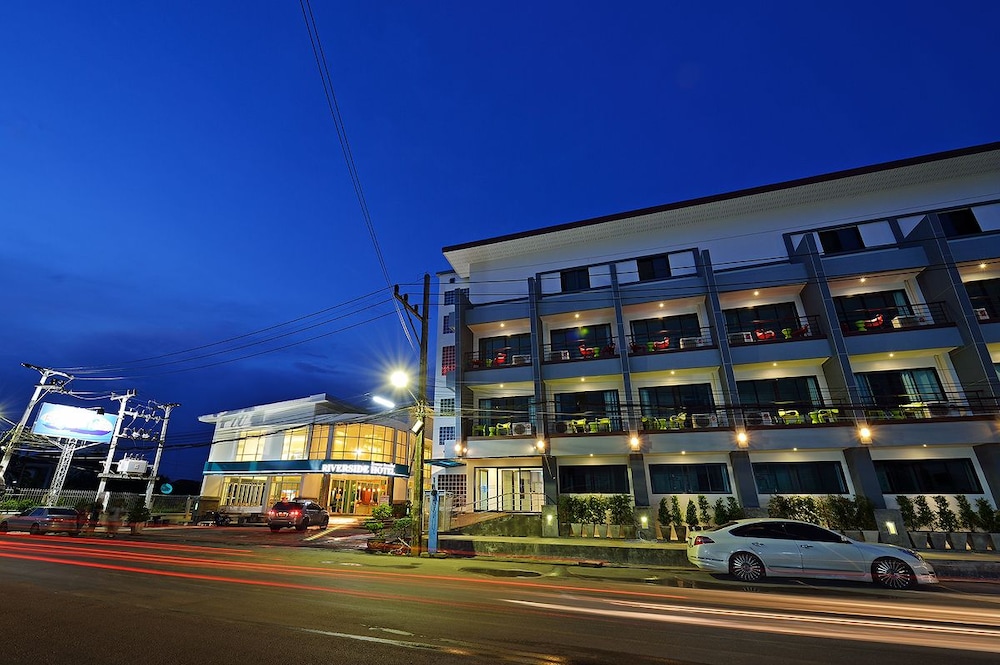 RIVERSIDE HOTEL 1/35