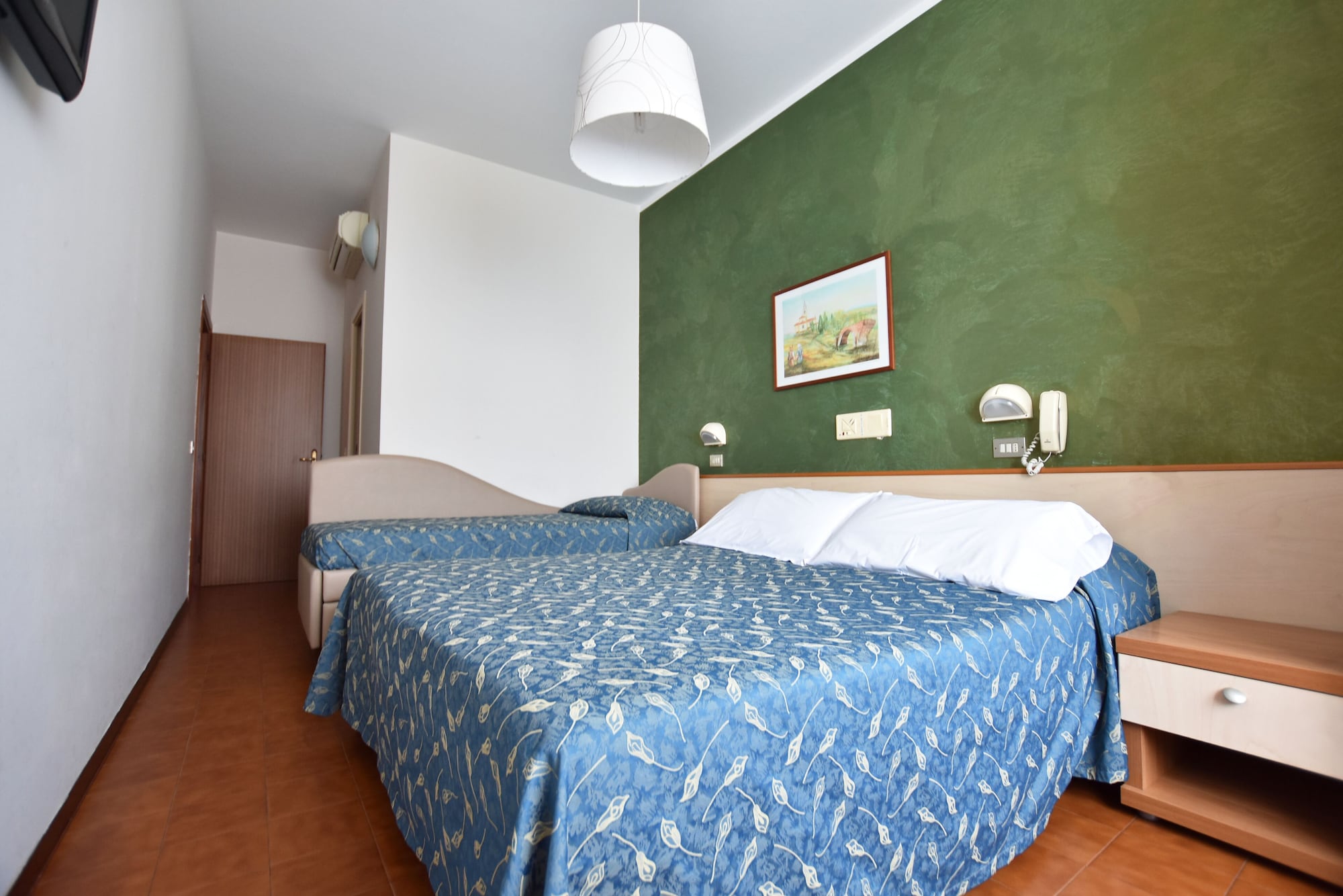 ROOM, QUADRUPLE