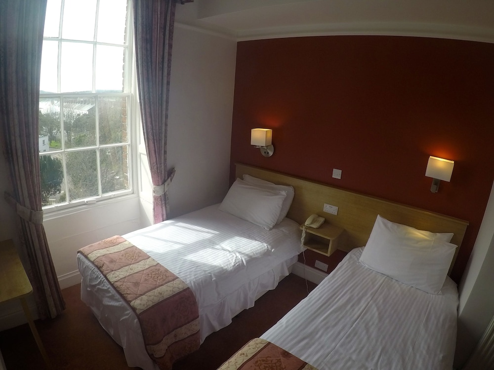 THE MANOR HOTEL 26/71