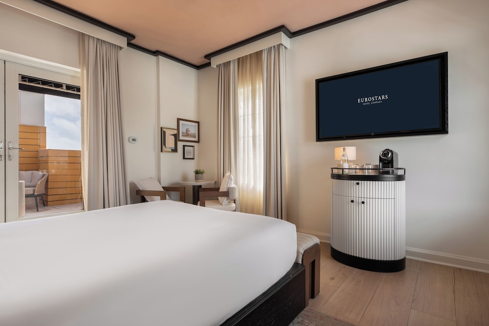 Premium, Queen Bed, Partial Ocean View