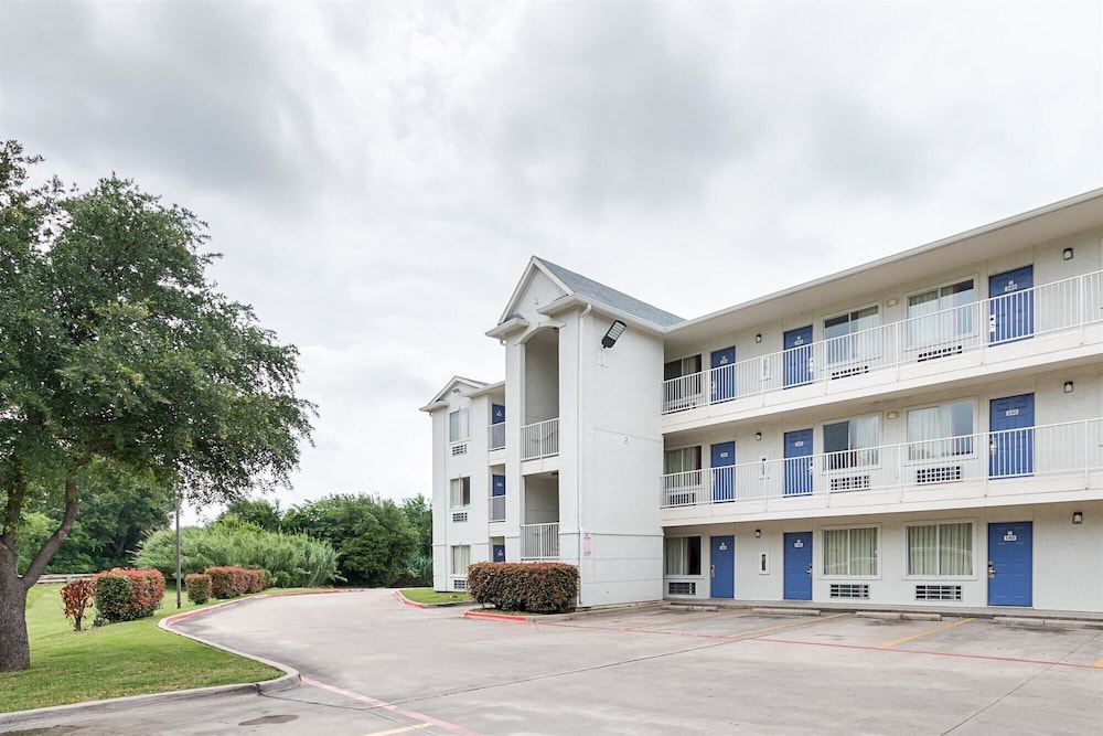 Motel6 Grand Prairie, TX - Near Six Flags Drive 35/44