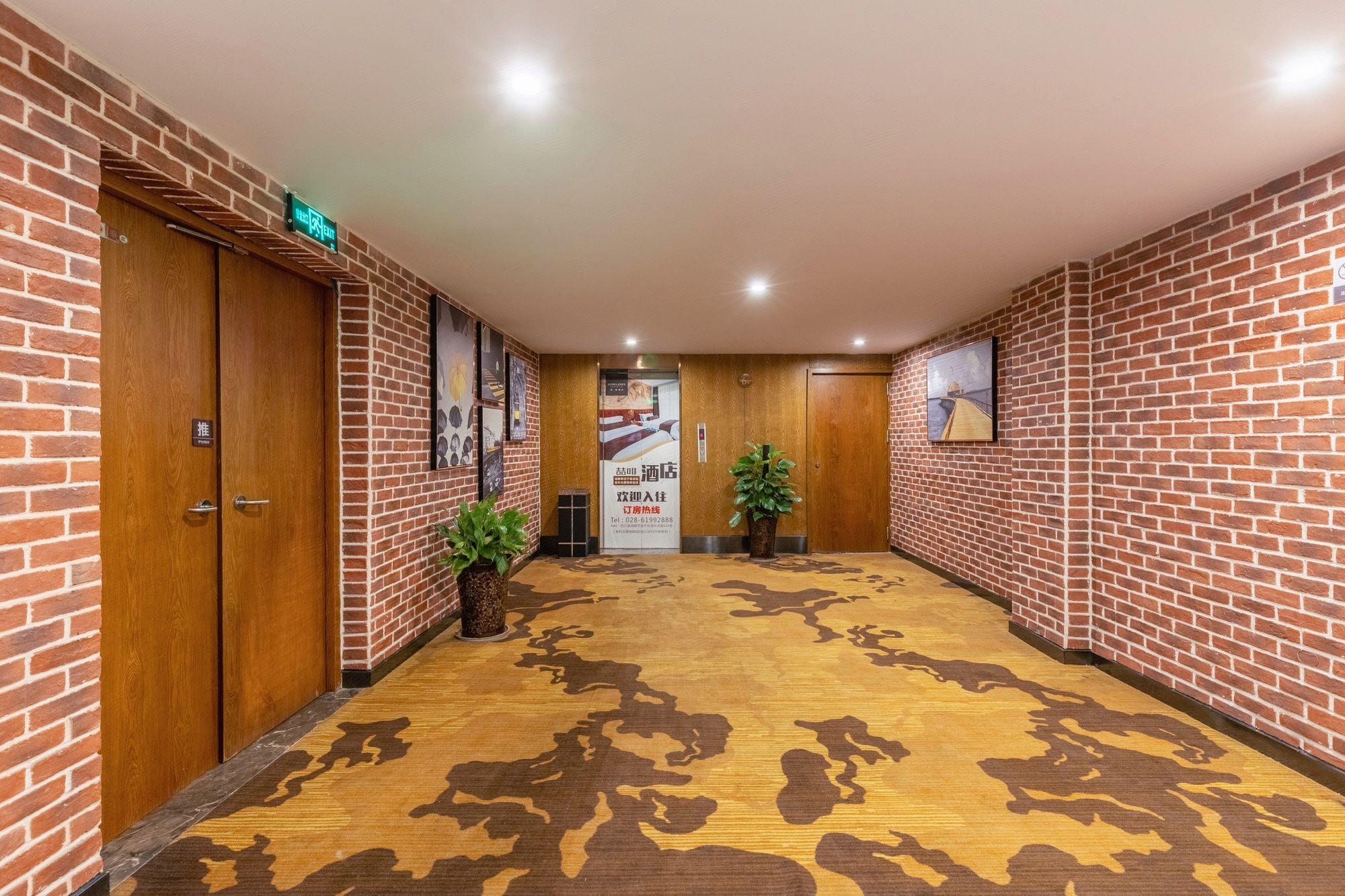 James Joyce Coffetel (Chengdou Chadianzi Bus Terminal, Jinke North Road Metro Station) 33/35
