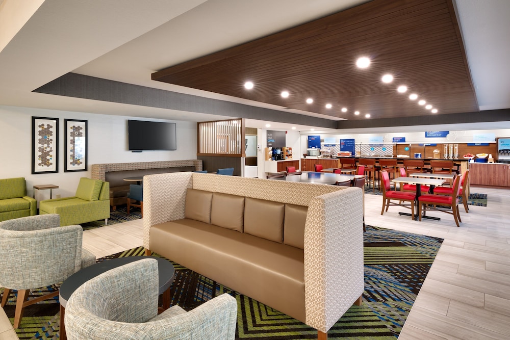 Holiday Inn Express Hotel And Suites Mitchell 60/67