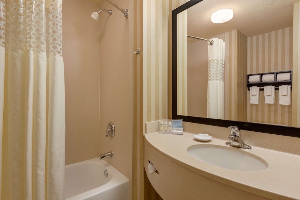 Hampton Inn St Robert Ft Leonard Wood 24/50