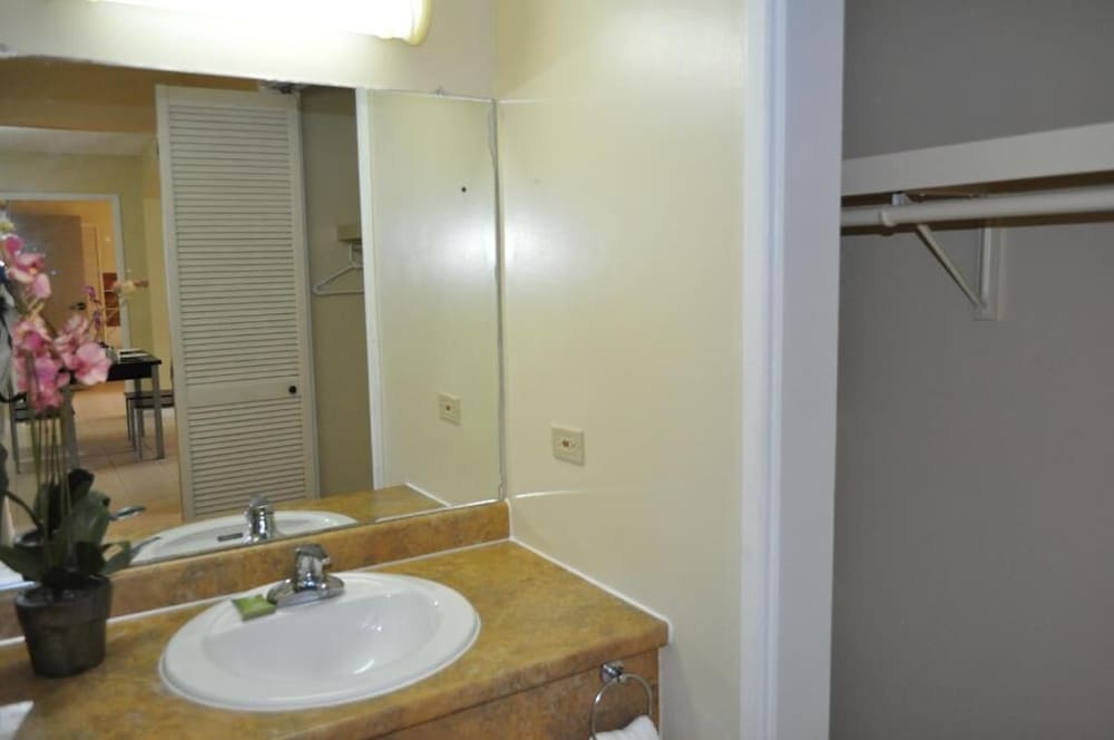 Studio, 2 Double and Twin Beds, Pool View