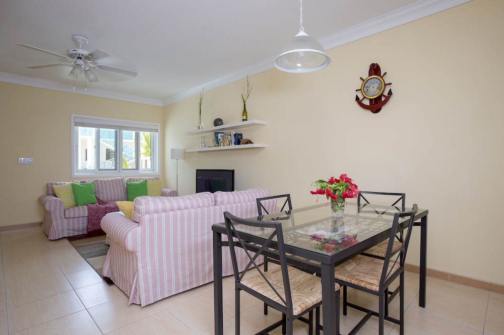 Sir Charles Guest House 17/34