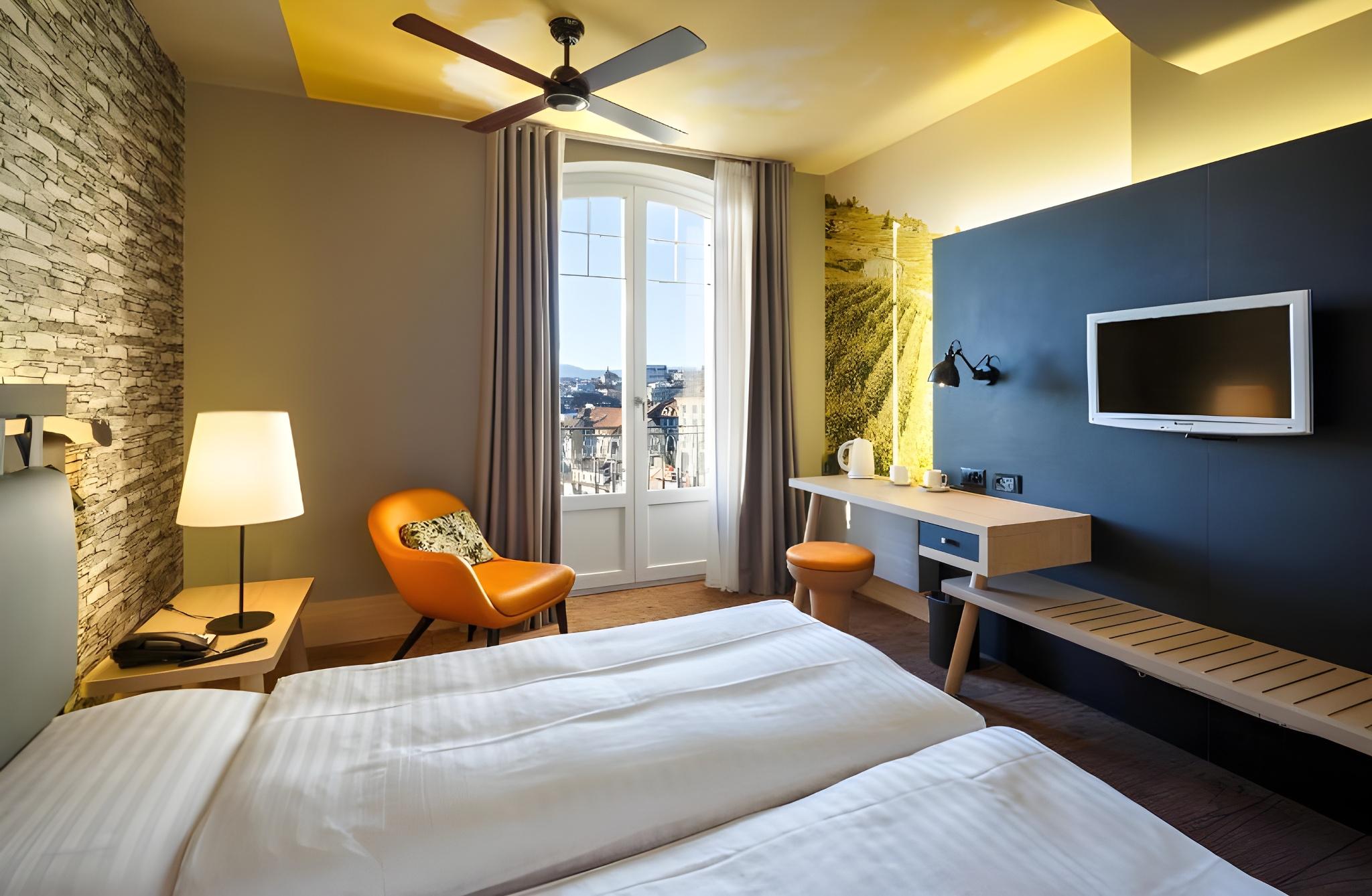 Room, Queen Bed, Street View