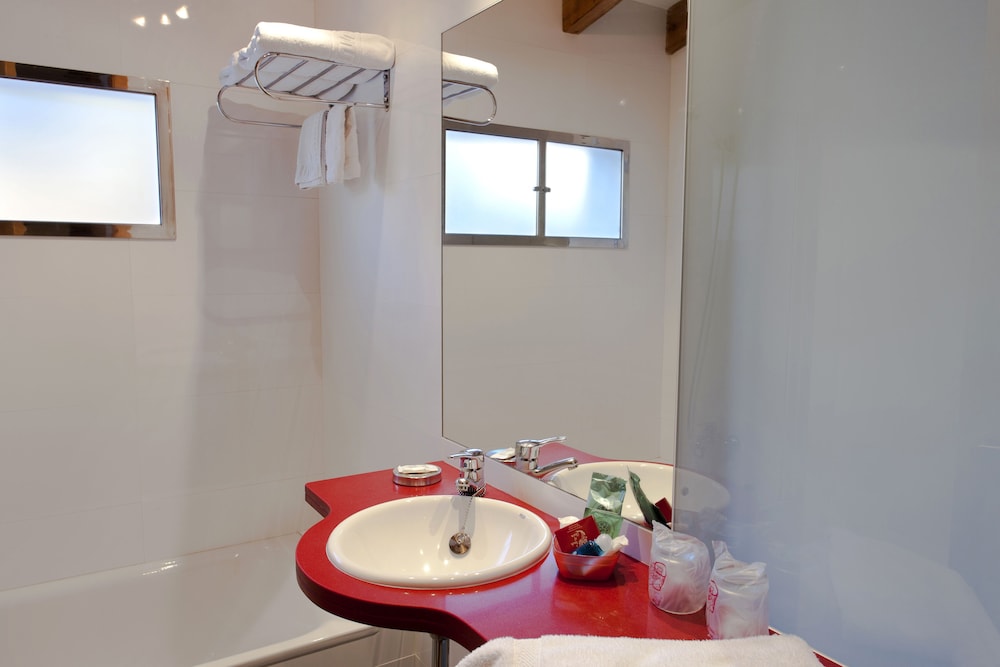 L Hostal 36/37