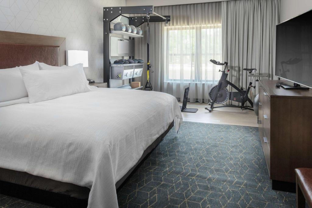 2 ROOMS, FITNESS, SUITE, KING BED, ACCESSIBLE