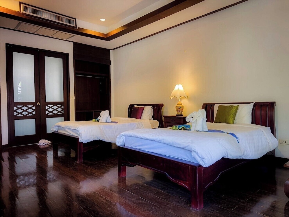 Deluxe, Twin Beds, Hill Side 2/4