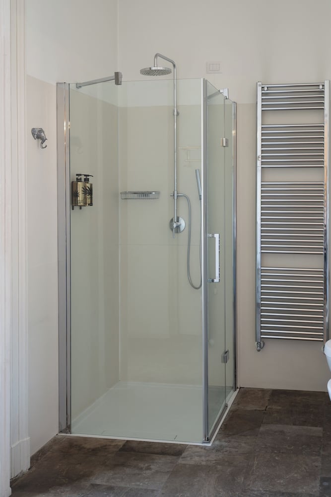 Junior Suite, King Bed, City View, Balcony 4/5