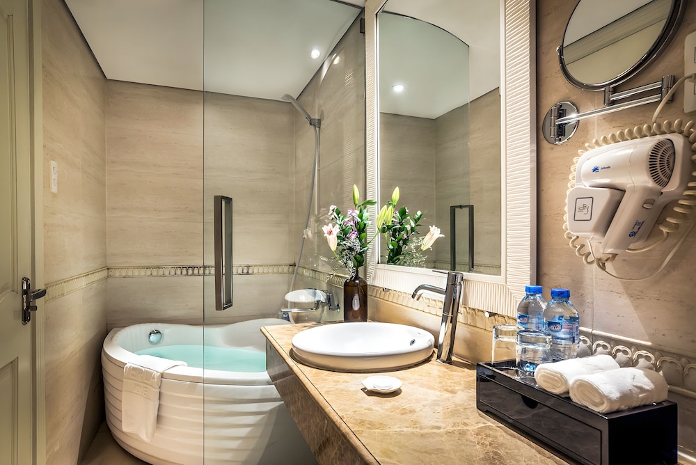 Deluxe, Queen Bed, No Window، Silverland Jolie Hotel Spa 6/6