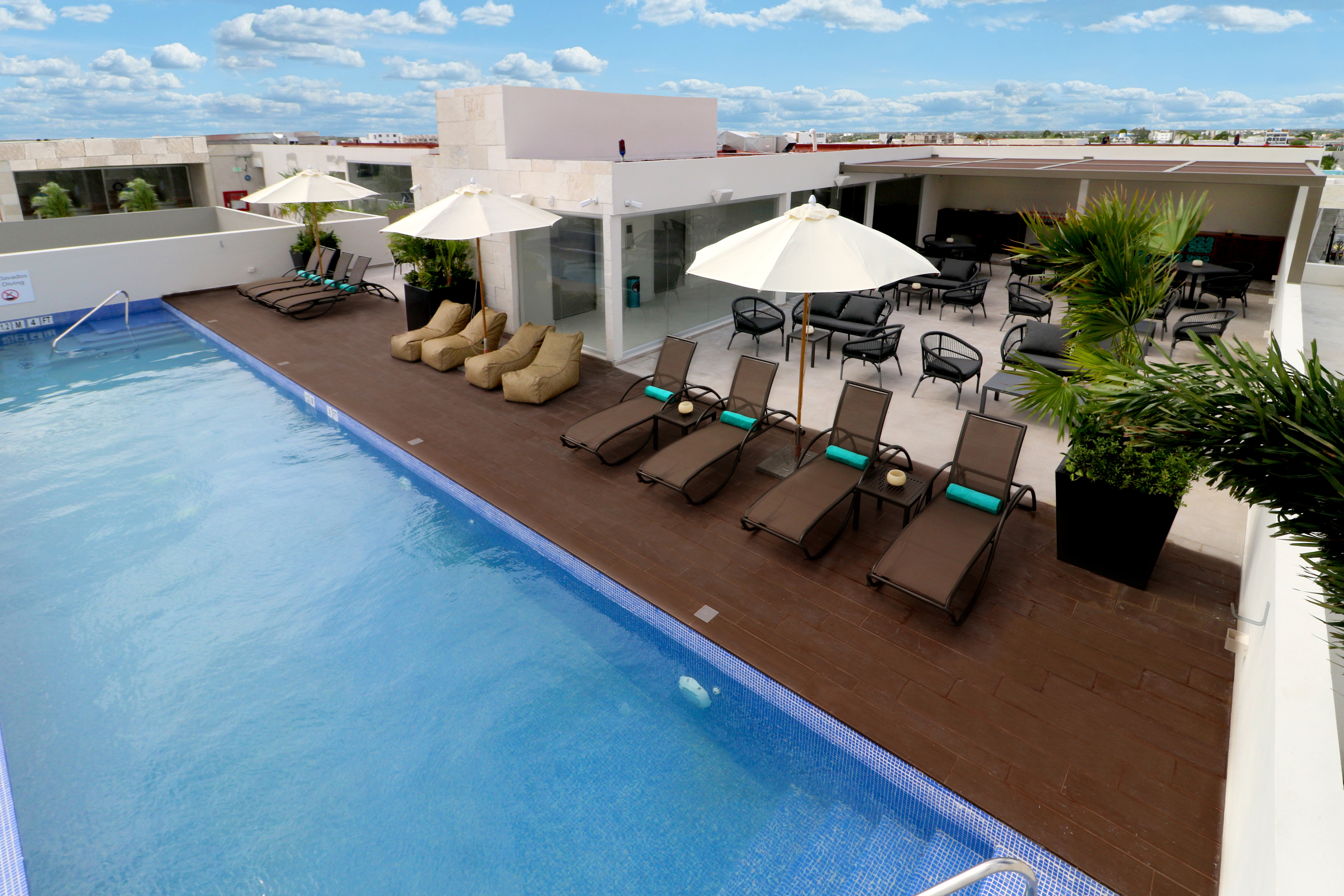 Holiday Inn Express And Suites Playa Del Carmen 72/74