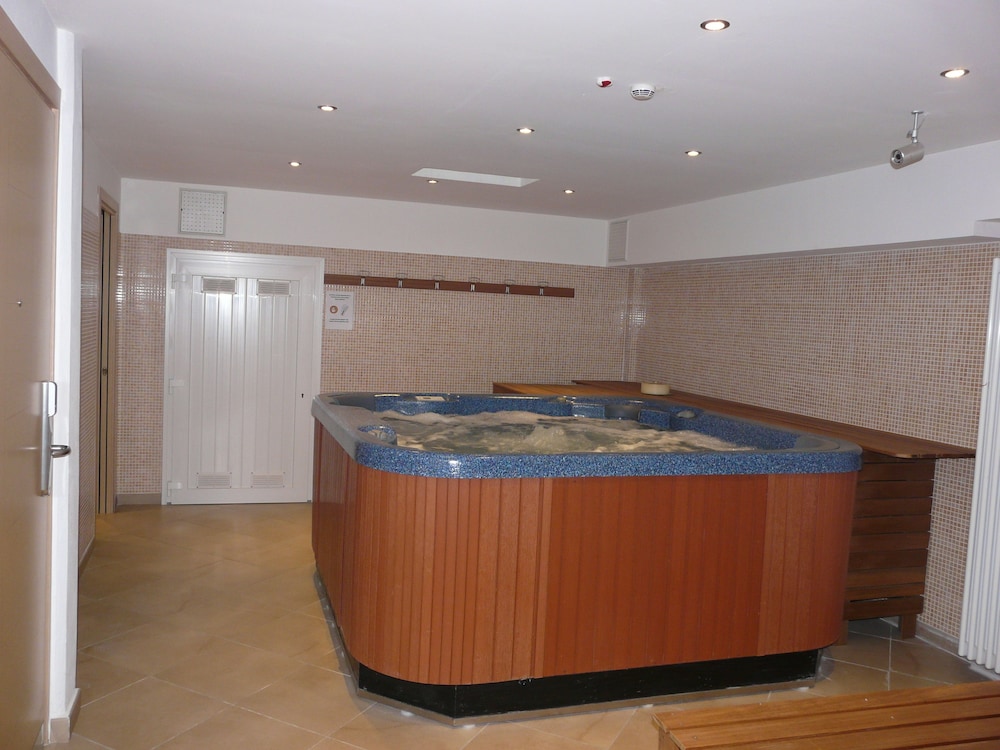 swimming pool spa