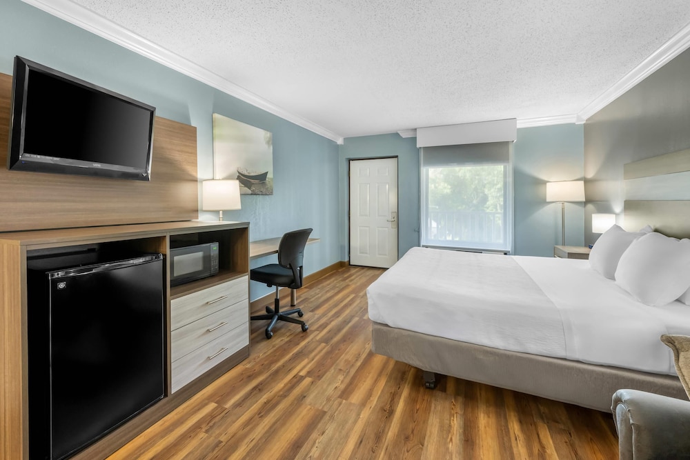 غرفة قياسية بسرير كينج مع أريكة، Quality Inn Barbourville, KY 2/6