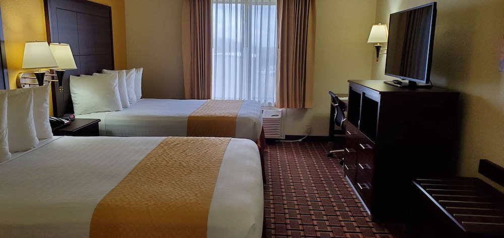 Standard, 3 Queen Beds, Accessible