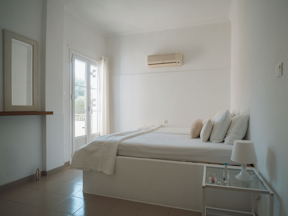 1 BEDROOM, STANDARD, TWIN BEDS