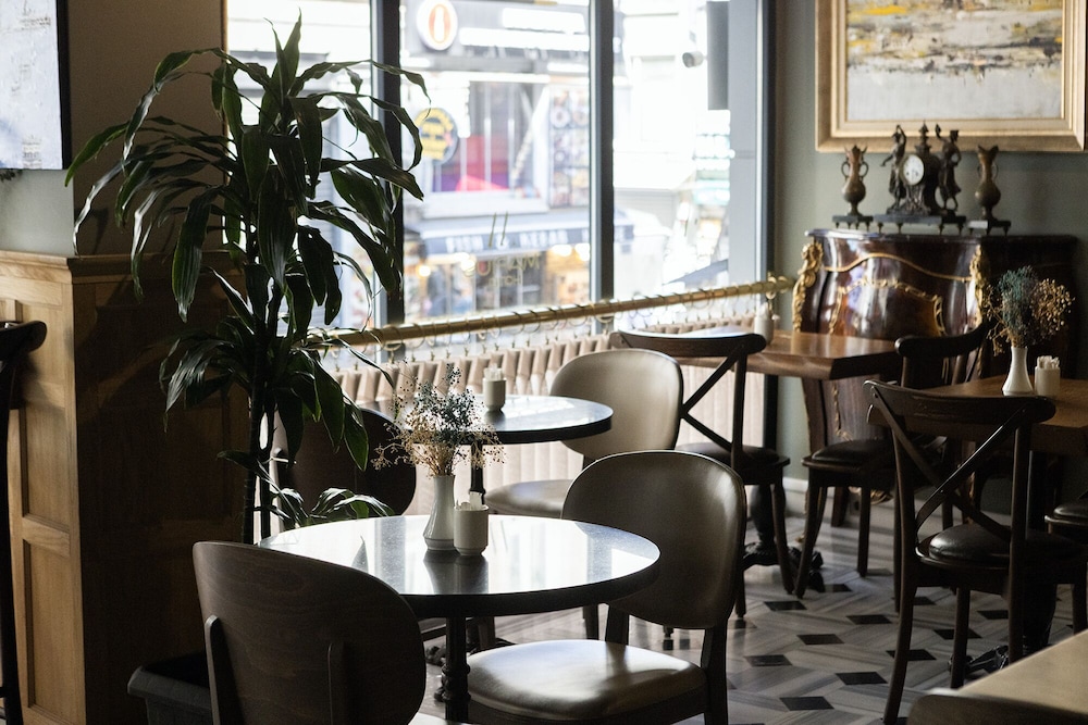 Marius Hotel 36/50