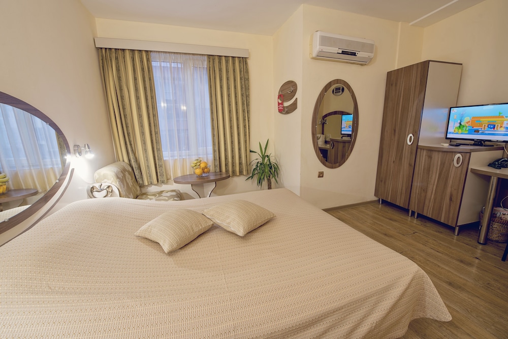 ROOM, DOUBLE OR TWIN BED