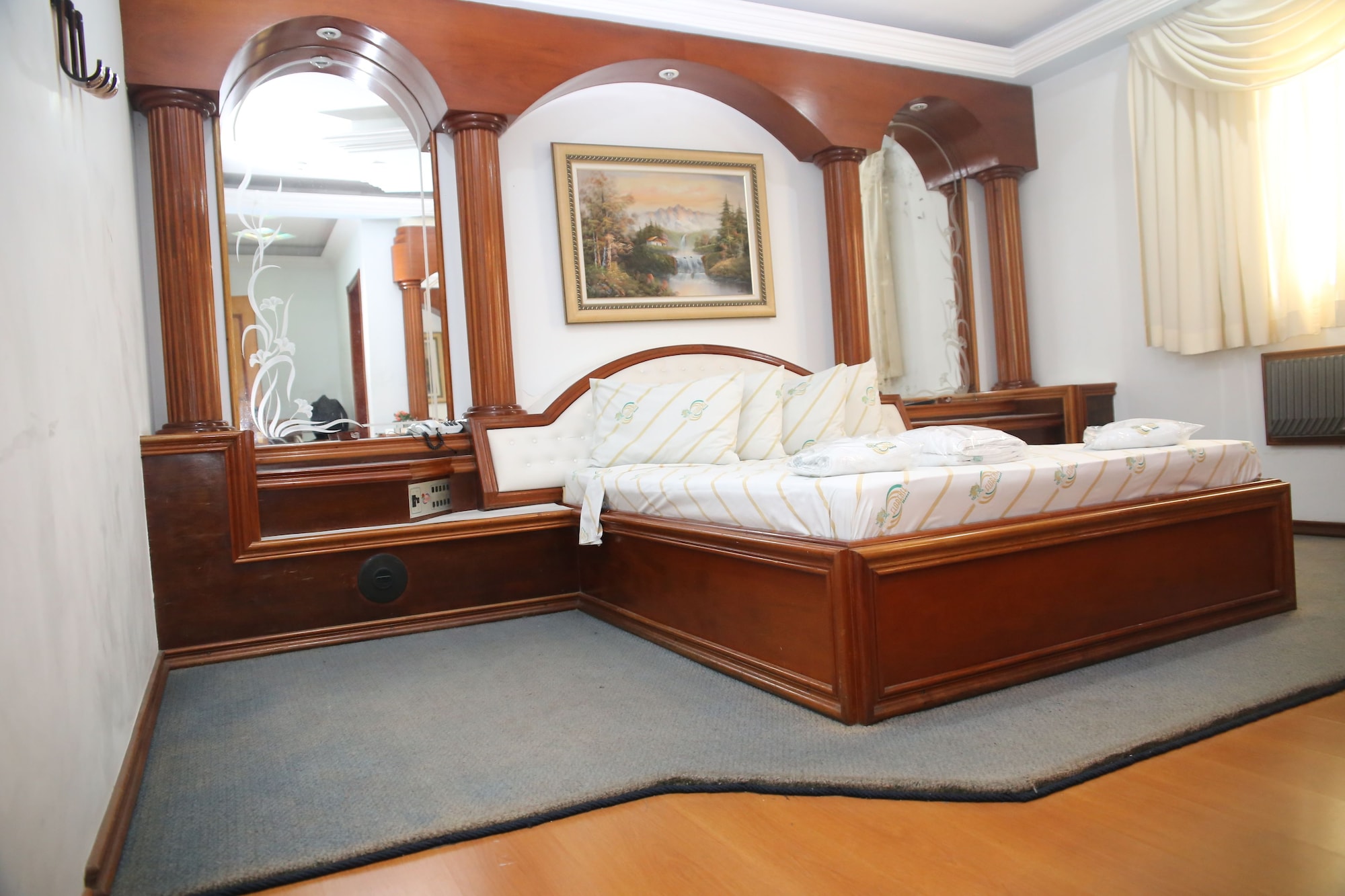 ROOM, DOUBLE BED, HOT TUB