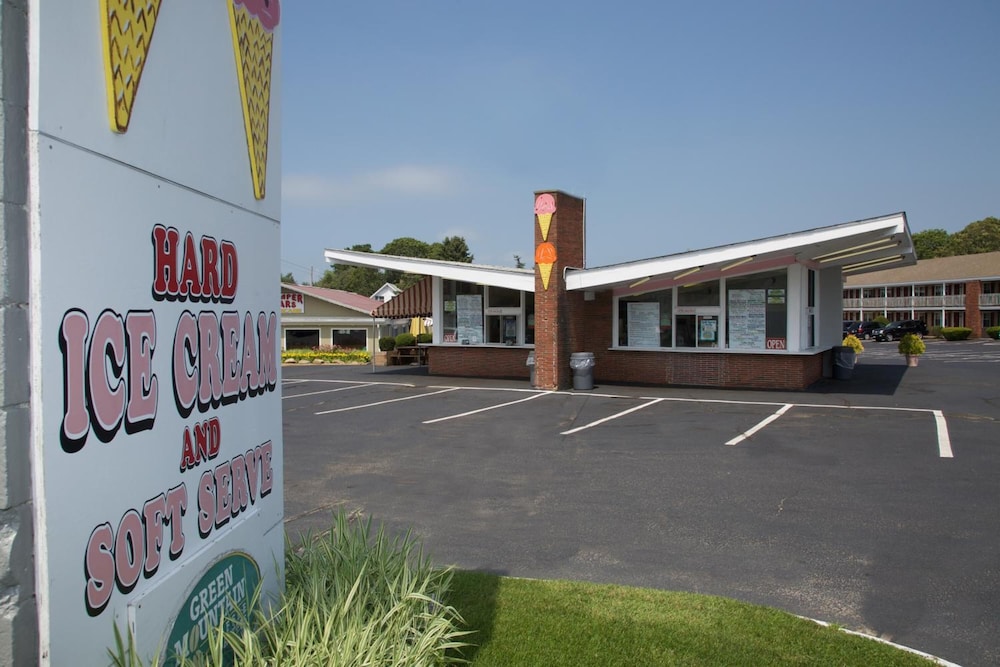 Holiday Hill Inn & Suites 57/61