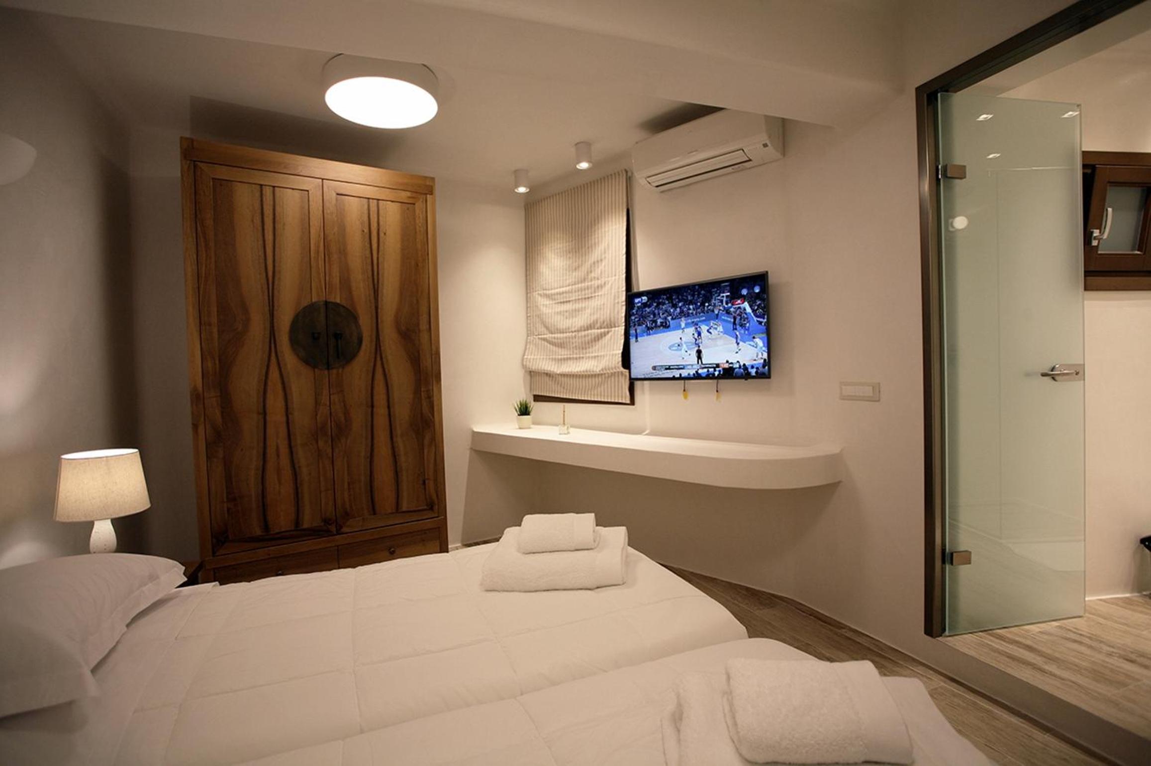 Elegant, Double or Twin Bed