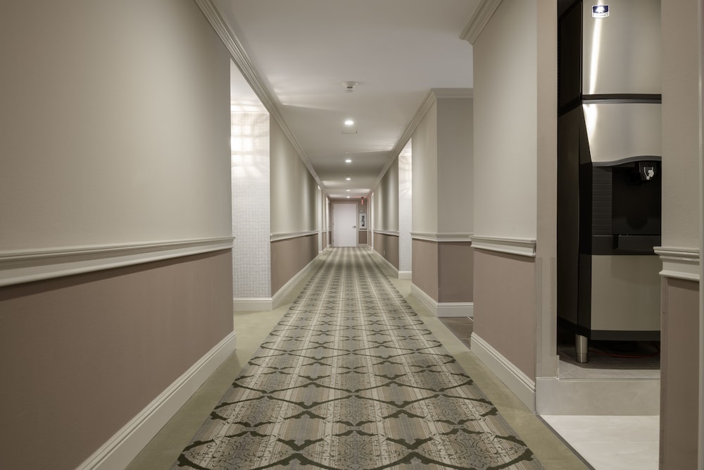 Woodcrest Hotel 13/21