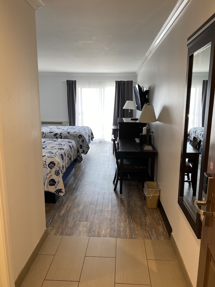 Ocean Surf Inn & Suites 40/73