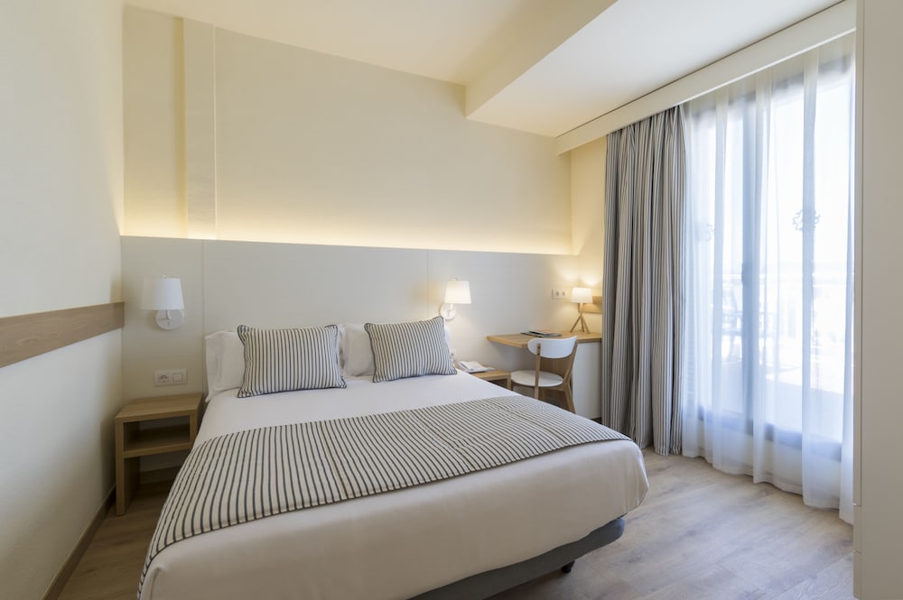 ROOM, SINGLE