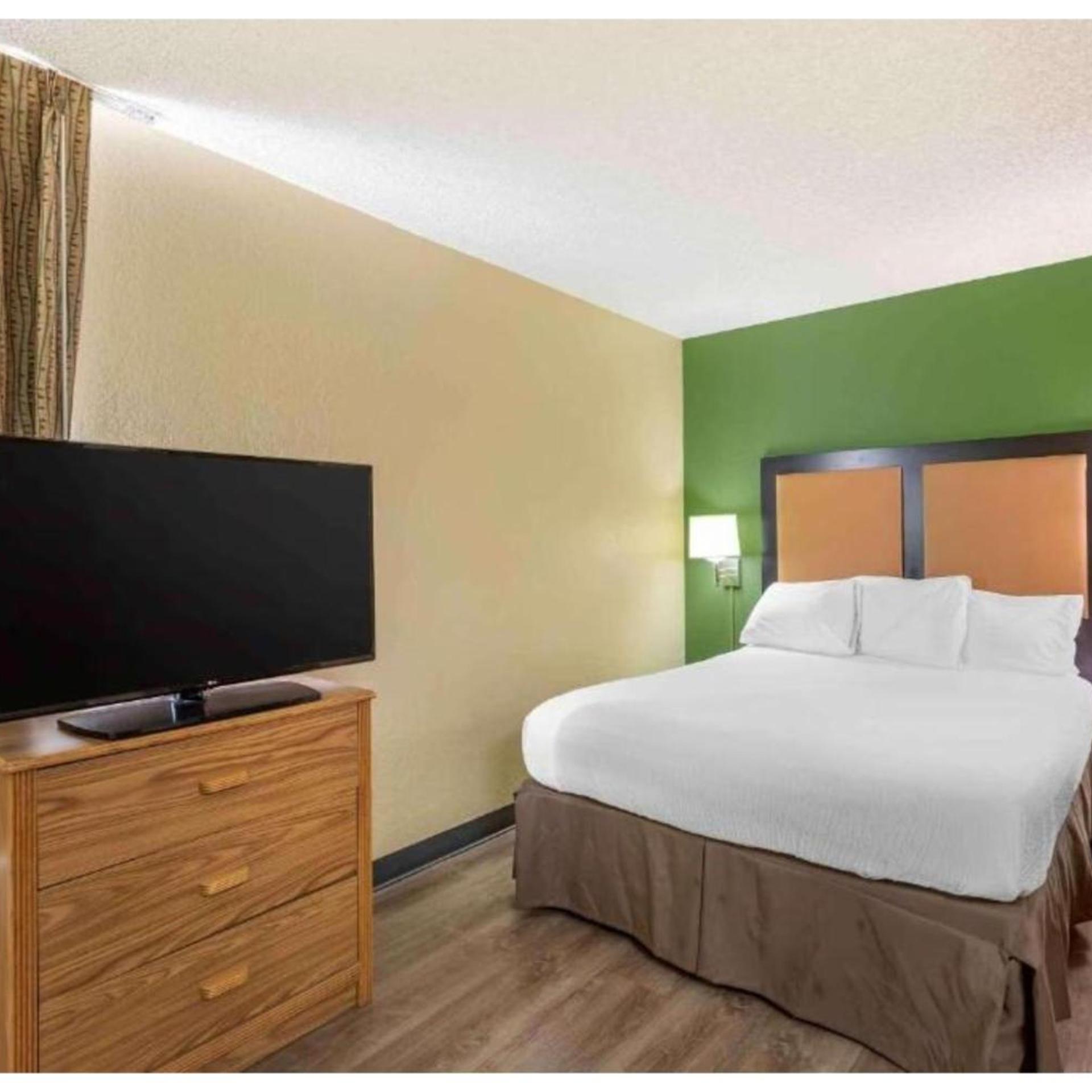 1 Queen Bed - ADA Accessible, Suite, Nsmk
