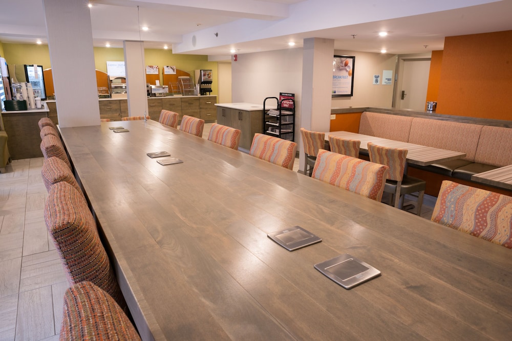 Holiday Inn Express Suites Fredericton 12/76