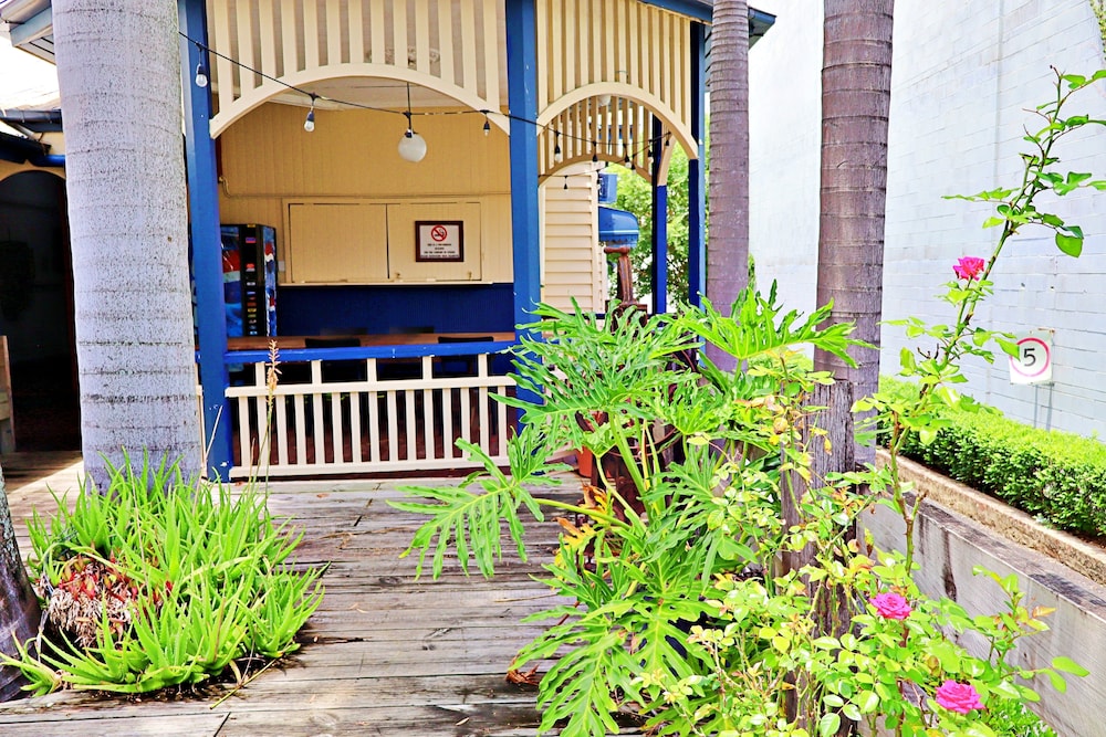 BRISBANE MANOR HOTEL 59/60