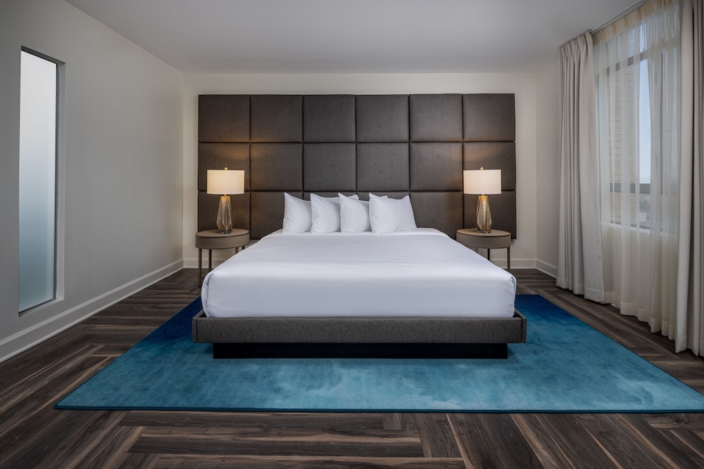 DELUXE, KING BED, ACCESSIBLE