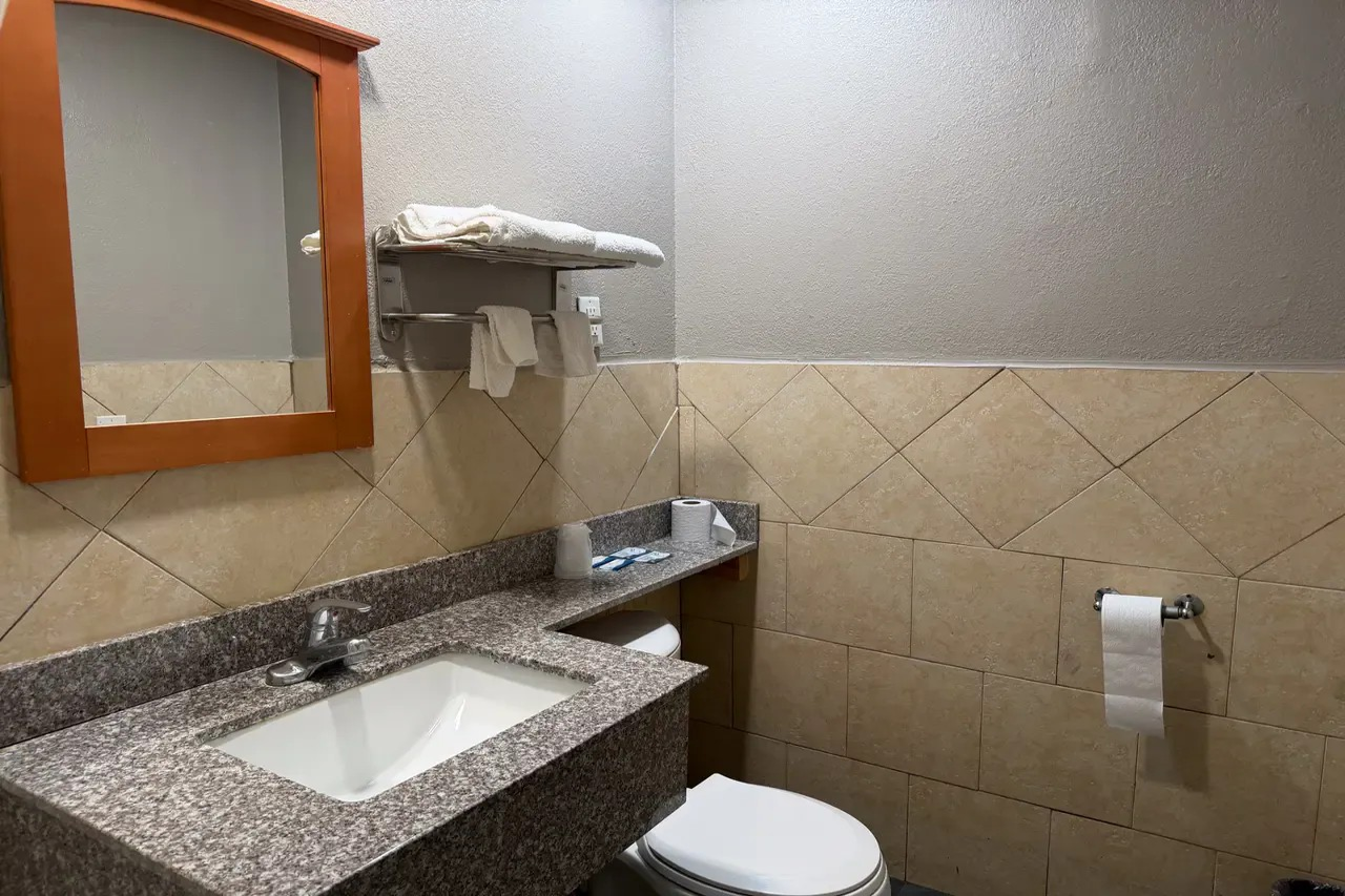 Rodeway Inn & Suites Ada 7/8
