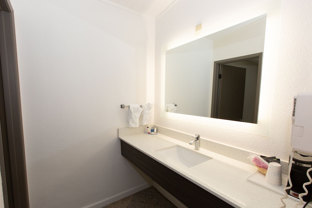 Surestay Hotel By Best Western Seaside Monterey 10/33