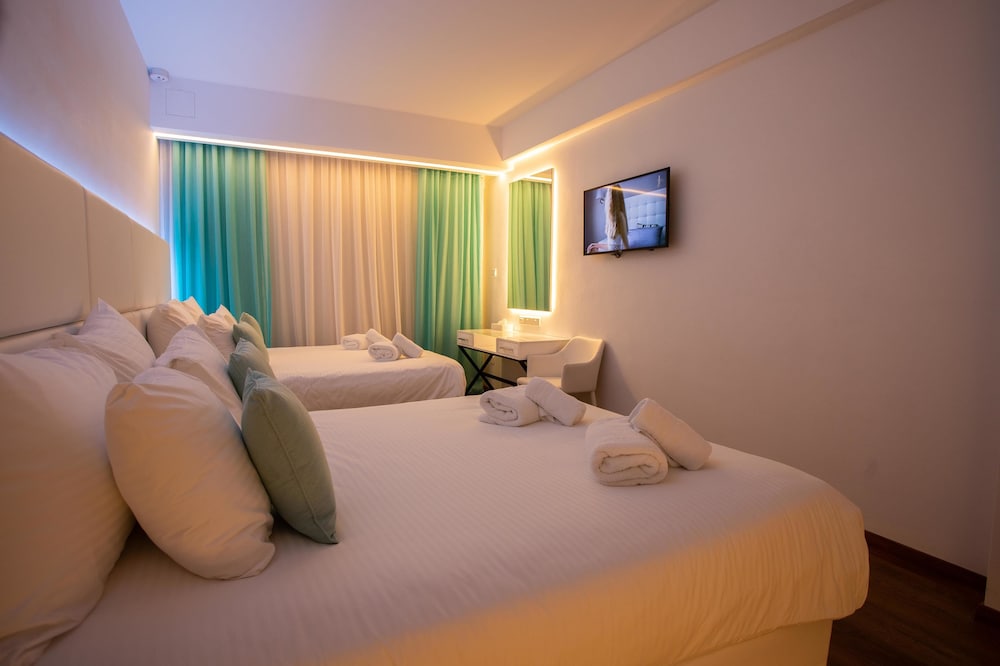 DELUXE, 2 KING BEDS, URBAN VIEW
