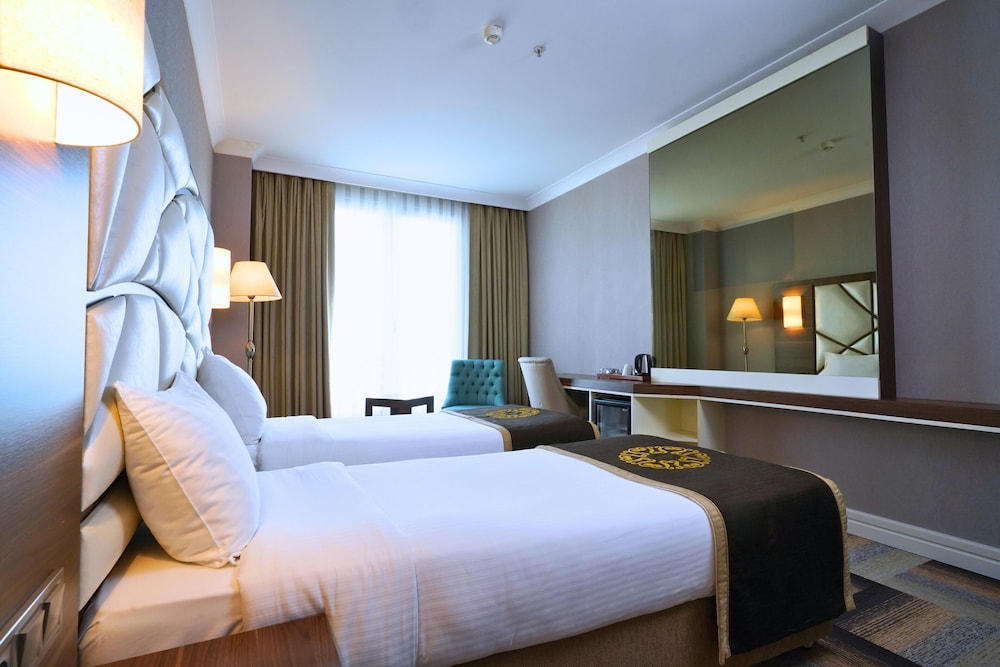 The Grand Mira Hotel 17/50