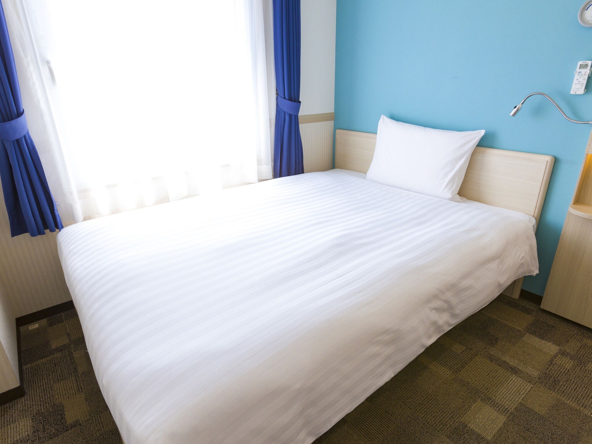 ROOM, SINGLE
