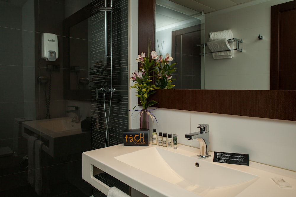 Hotel Tach Madrid Airport 58/59