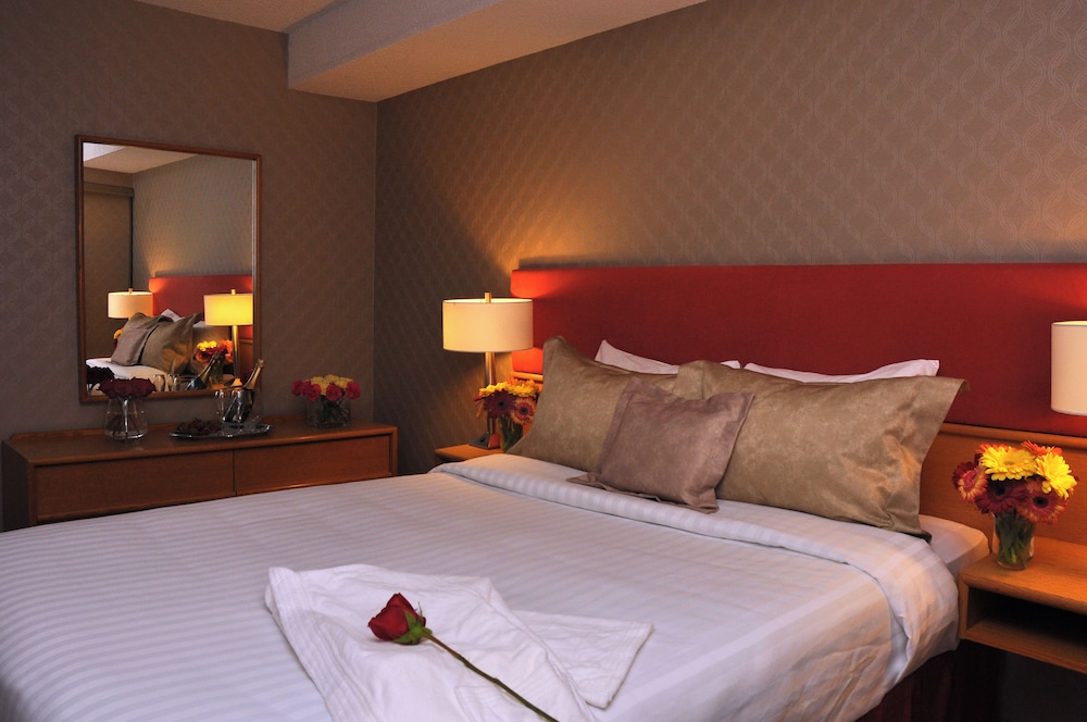 SUPERIOR, QUEEN BED, SOFA