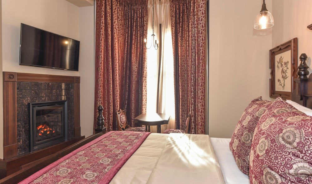 FINCH, HOUSE, QUEEN BED