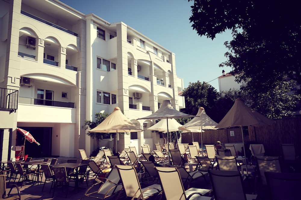 Two Seas Hotel 10/50