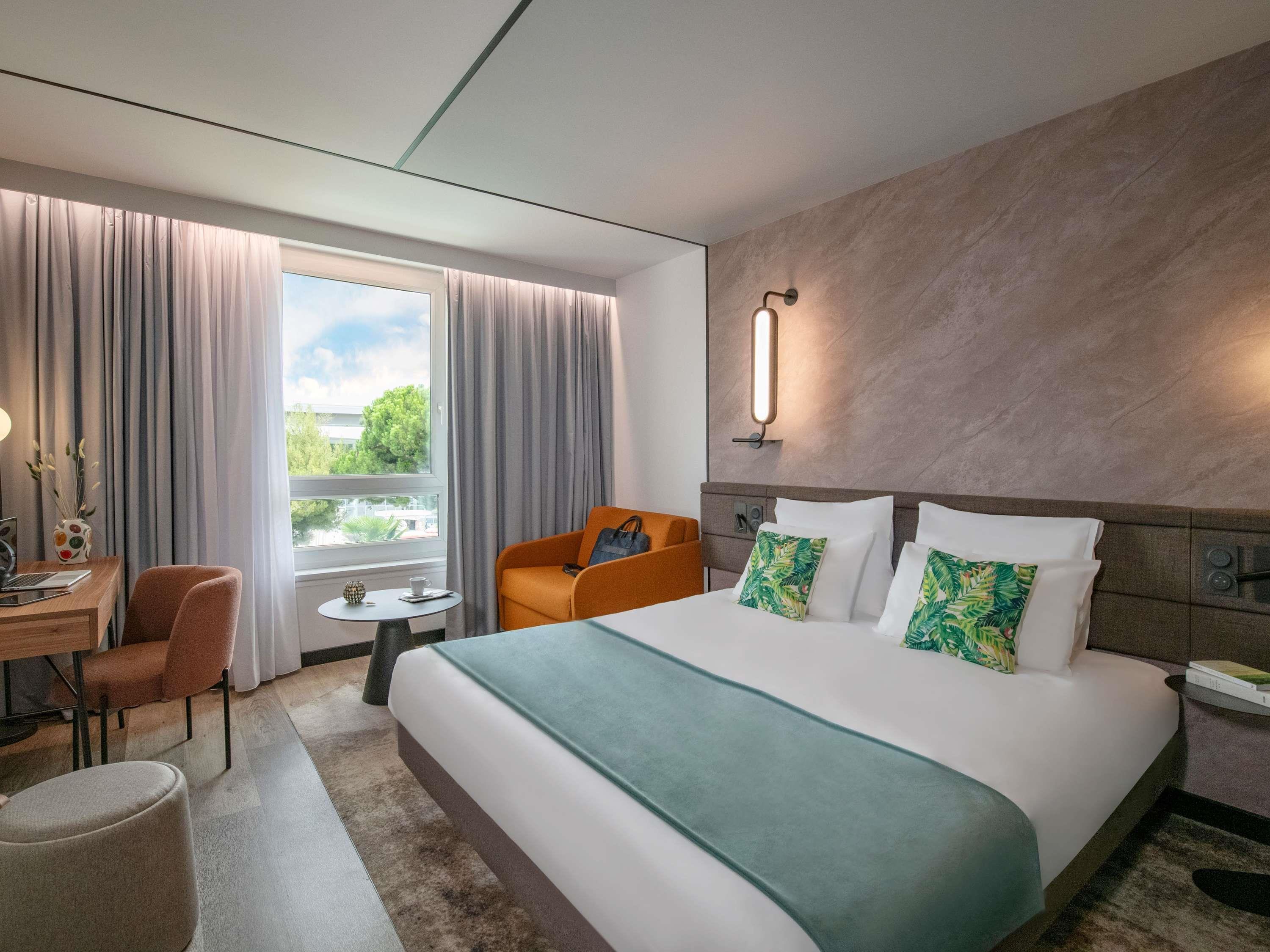 Executive, King Bed, Garden Side, Sofa
