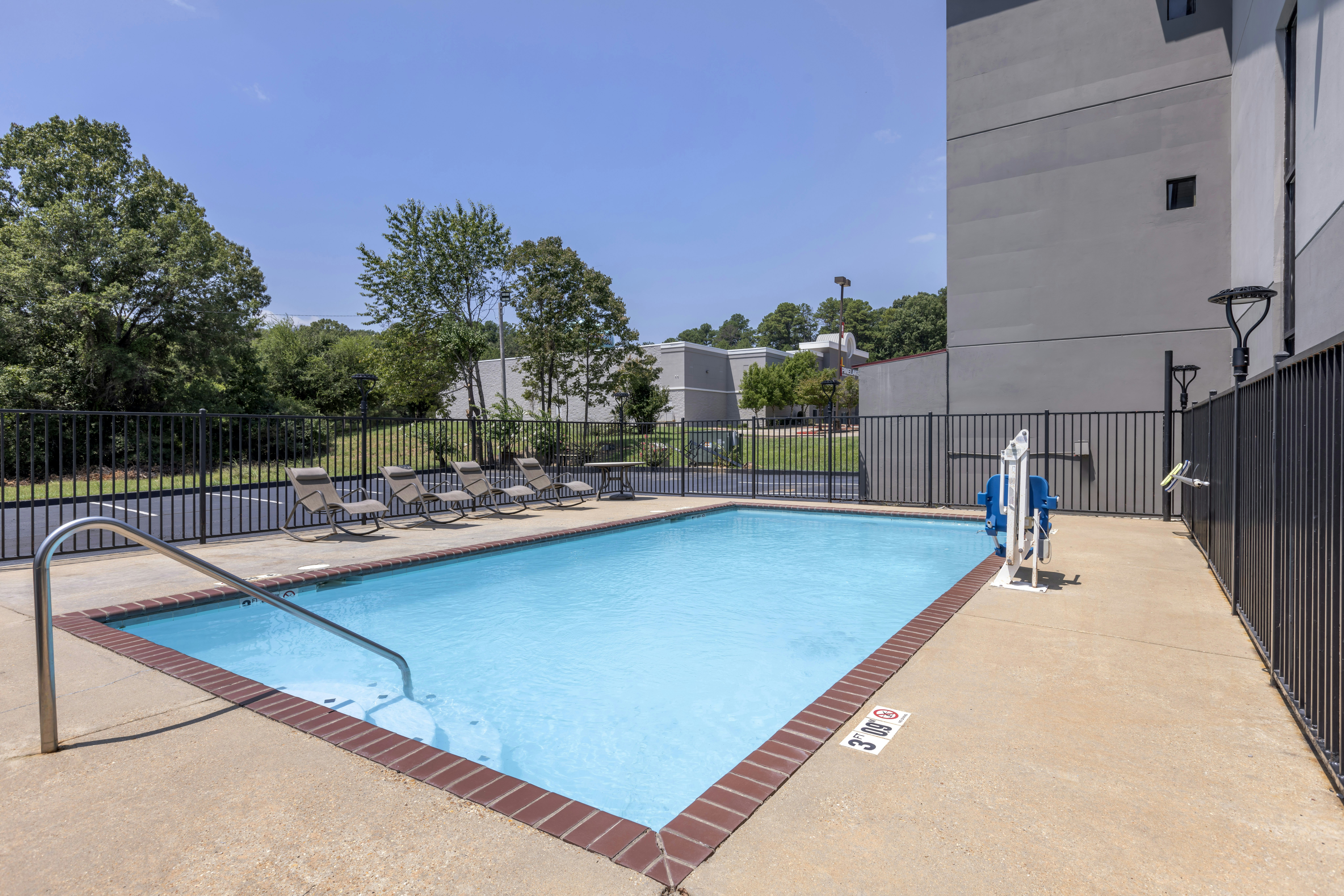Red Roof Inn & Suites Clinton 20/37