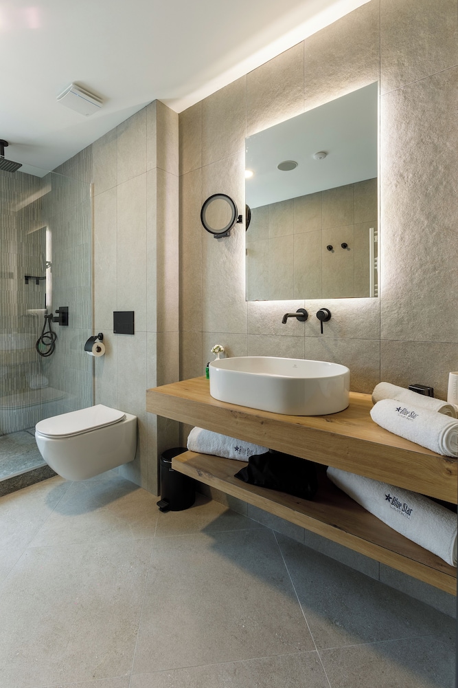 Blue Star Luxury Hotel 53/54