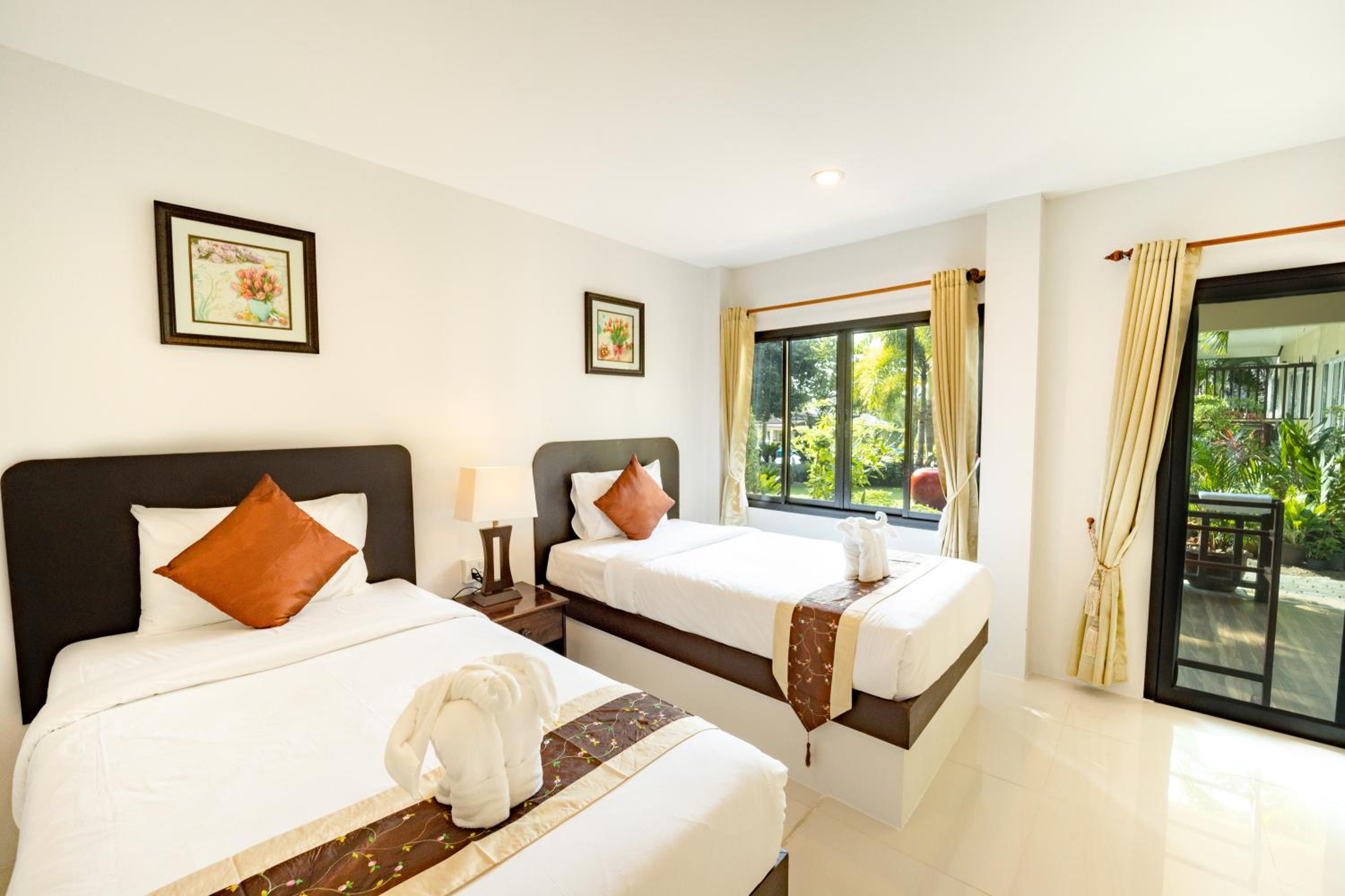 Jungle, Twin Beds