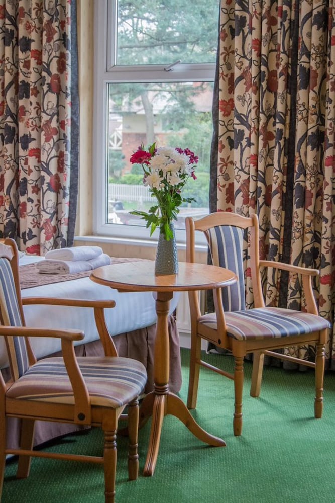 Elstead Hotel 38/50
