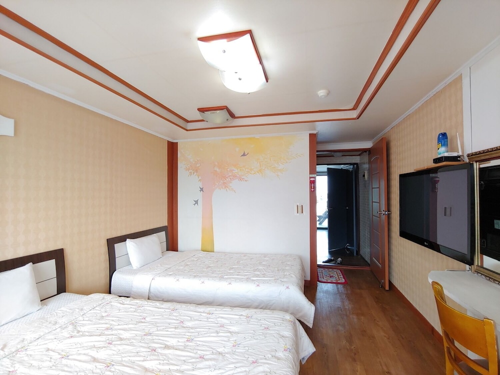EXECUTIVE, TWIN BEDS