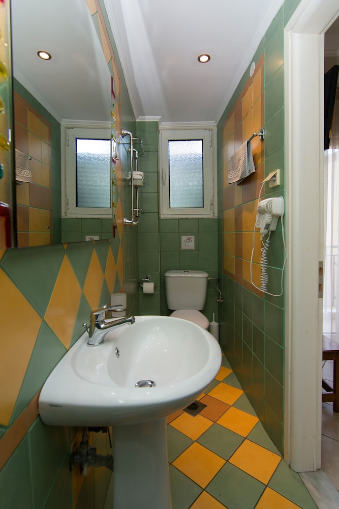 SAN NECTARIOS HOTEL 46/50