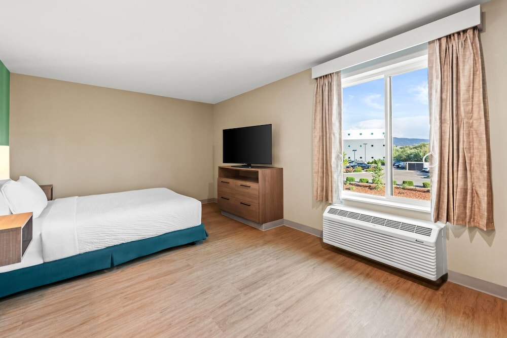 ROOM, QUEEN BED, ACCESSIBLE